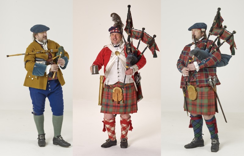 Drei Fotos von Quest in verschiedenen historischen schottischen Trachten aus Burns' Zeit, jeweils Highland- oder Border-Pipe spielend