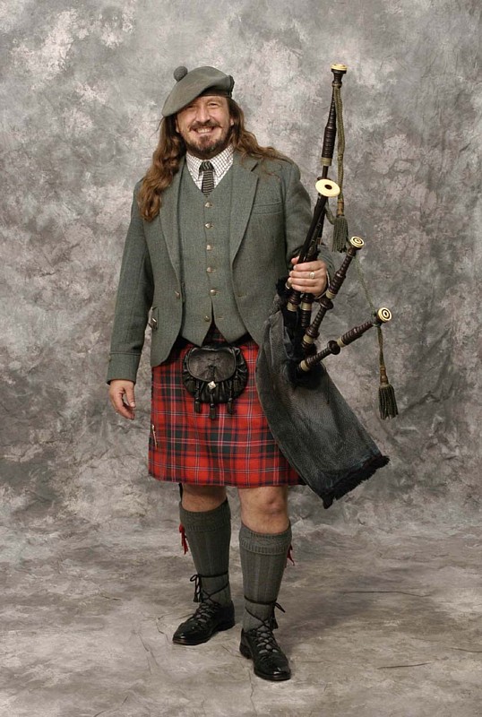 Quest in Kilt und Tweed-Jacke hält eine Highland-Bagpipes in 3/4-Größe, auch Reel-Pipes genannt