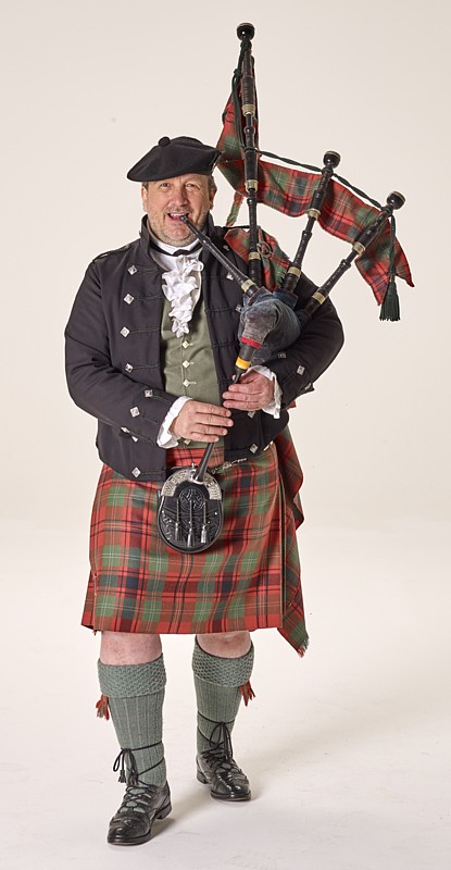 Quest spielt Highland-Bagpipe in Kilt-Outfit
